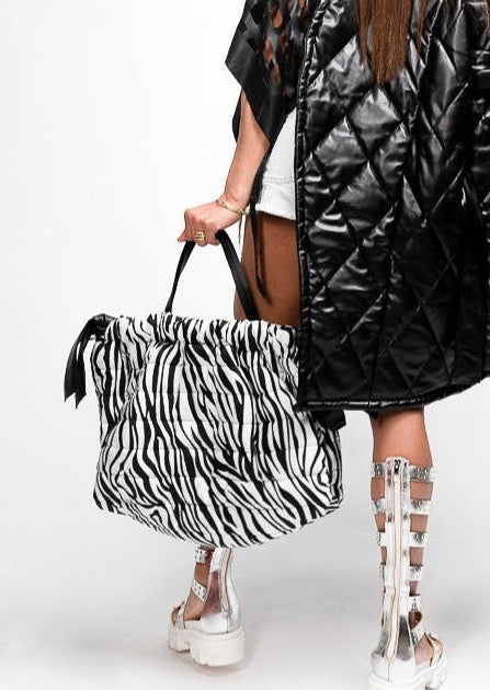 Shopper with zebra print and brand logo.   Material: polyester, leather Closure: Button Fittings, logo: silver 