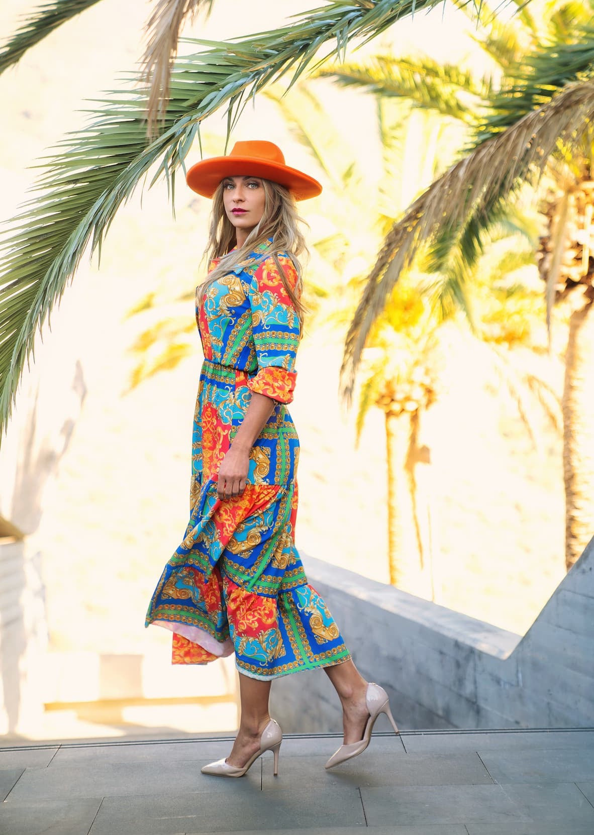 Colorful midi dress with patchwork print. The dress has a V-neckline with collar, is slightly fitted and has long sleeves.